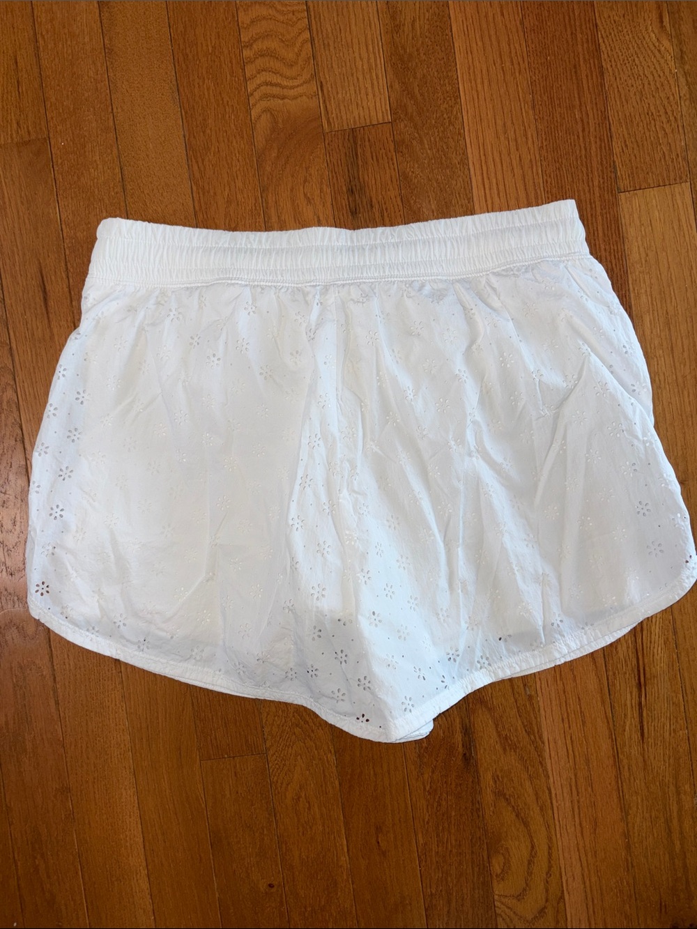 Gilly Hicks White Eyelet Lined Pull-On Shorts Size Large Beach Lounge - Picture 6 of 8